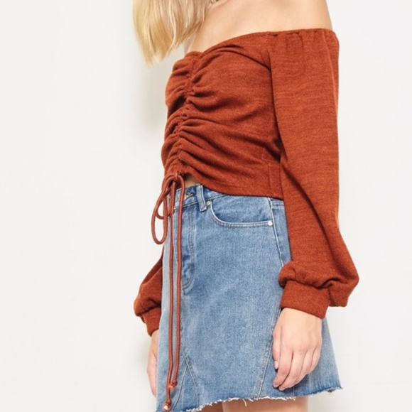 🆕 NWT Off Shoulder Ruched Knit Crop Top - Picture 4 of 5